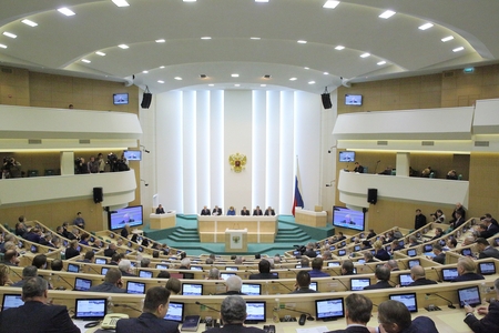 На заседании Совета Федерации. Фотография с сайта council.gov.ru