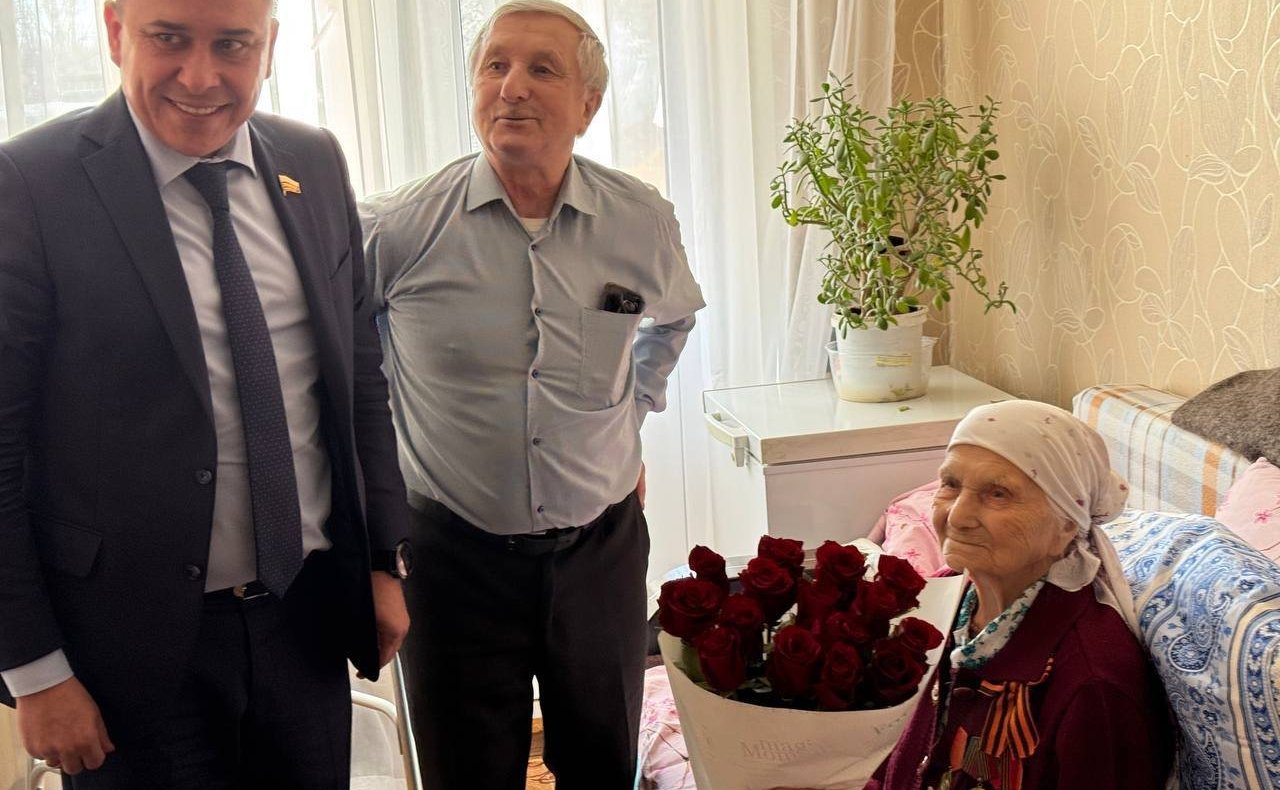 Айрат Гибатдинов вместе с главой Засвияжского района Наилем Юманкуловым передали диплом и знак «Почетный гражданин города Ульяновска» и поблагодарили за проявленный личный героизм и мужество при исполнении воинского долга по защите Отечества Мяфуру Асядул