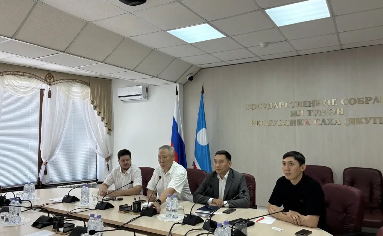 Сахамин Афанасьев провел рабочую встречу с представителями молодежного парламента Якутии и членами Палаты молодых законодателей при Совете Федерации