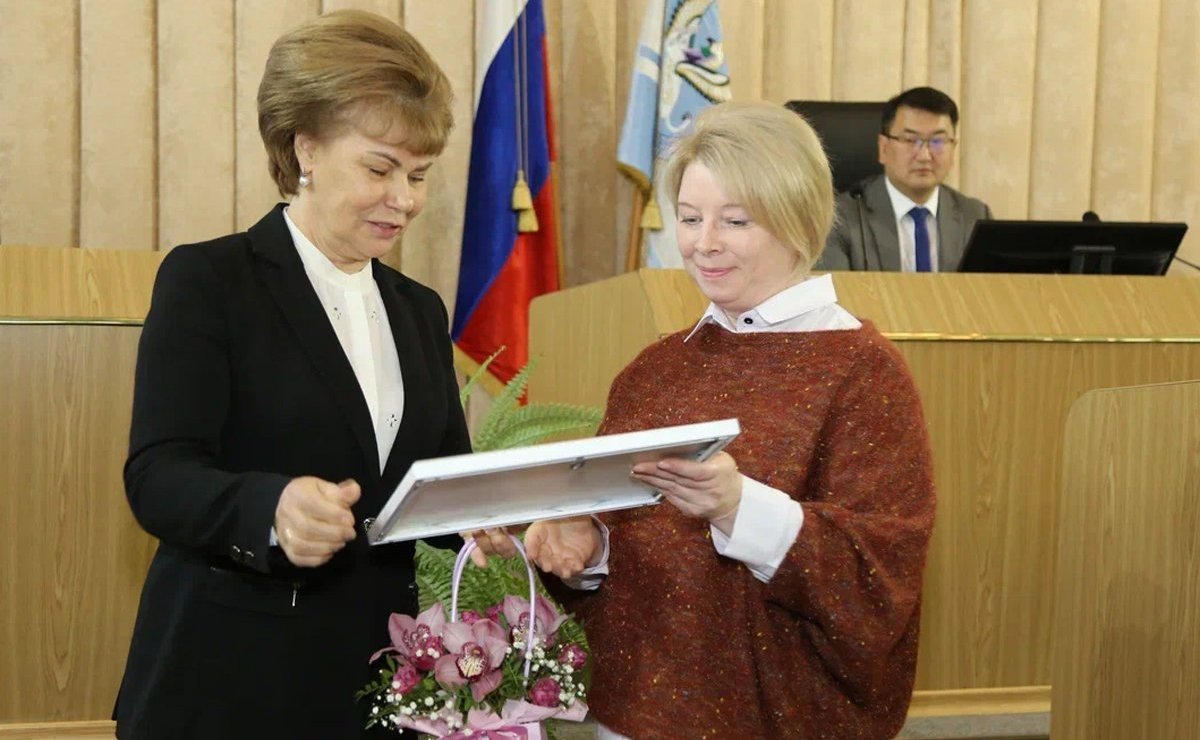 Татьяна Гигель в ходе рабочей командировки по региону приняла участие в круглом столе, посвященном 100-летию выхода первых номеров газет «Звезда Алтая» и «Алтайдын Чолмоны»