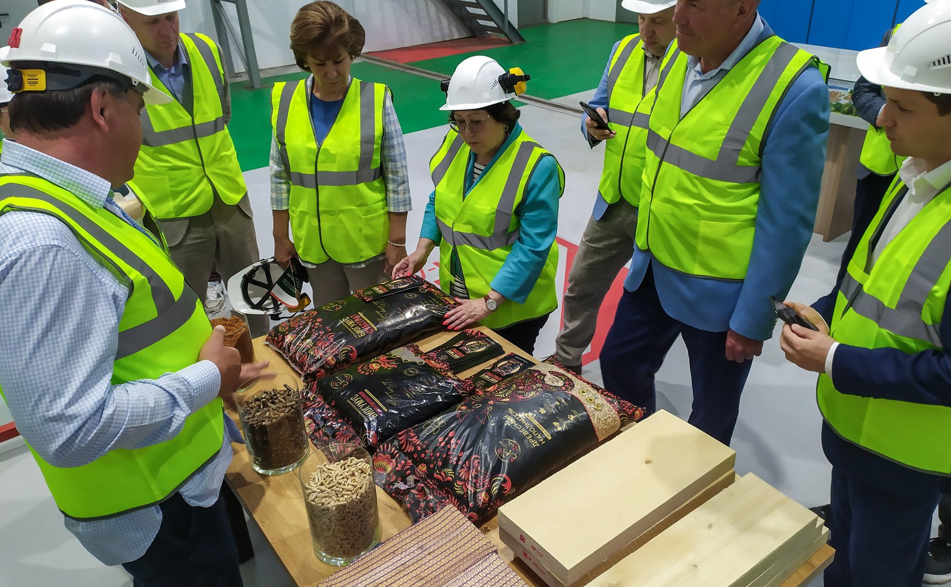 В рамках работы Совета по вопросам развития лесного комплекса сенаторы посетили ряд производственных объектов на территории Архангельской области