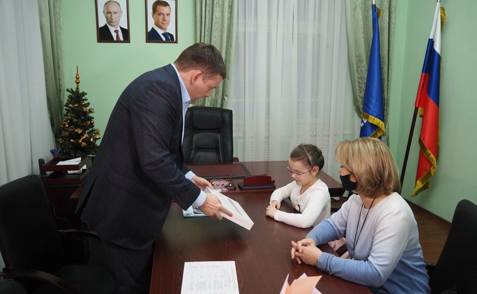 Николай Журавлев принял участие в ежегодной Всероссийской акции «Елка желаний» и осуществил новогодние мечты двух юных костромичек