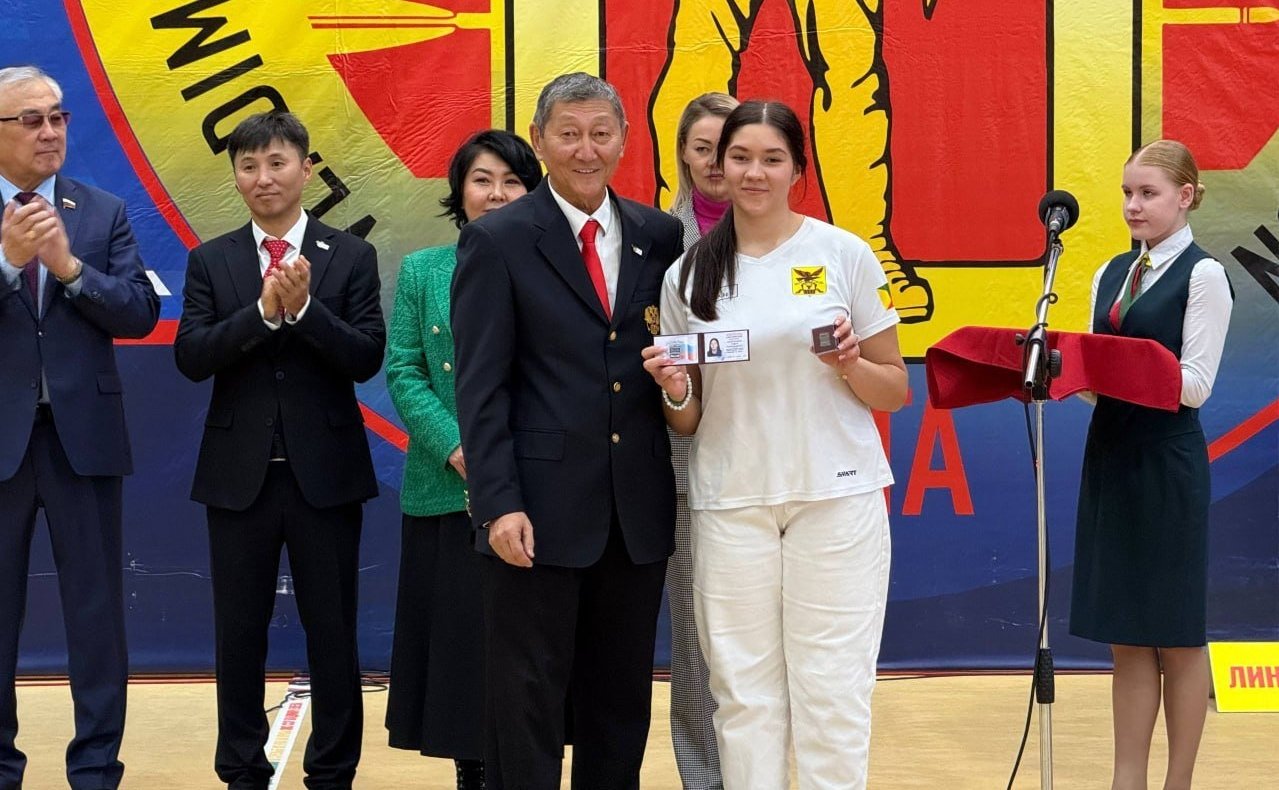 Баир Жамсуев принял участие в открытии международного турнира по стрельбе из лука в Чите