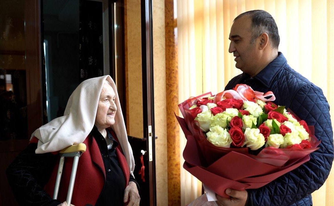 Мохмад Ахмадов передал Хасибе Хасаевой и Зине Хаджаевой дополнительную материальную помощь от Регионального общественного фонда им. Героя России А.-Х.А. Кадырова