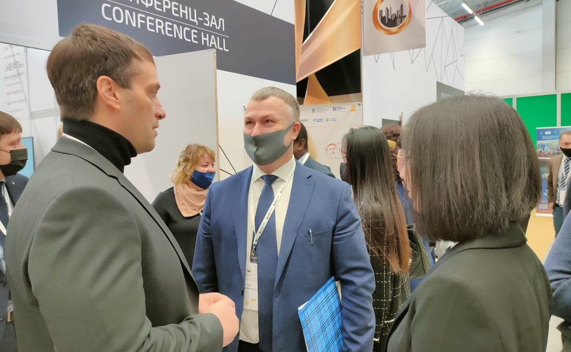 Эдуард Исаков посетил в столице Югры IV Международный молодежный научно-практический форум «Нефтяная столица»