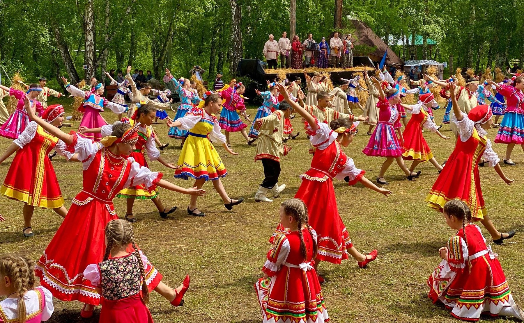 Татьяна Гигель в ходе рабочей командировки по региону побывала на межрегиональном фестивале русского народного творчества «Родники Алтая»