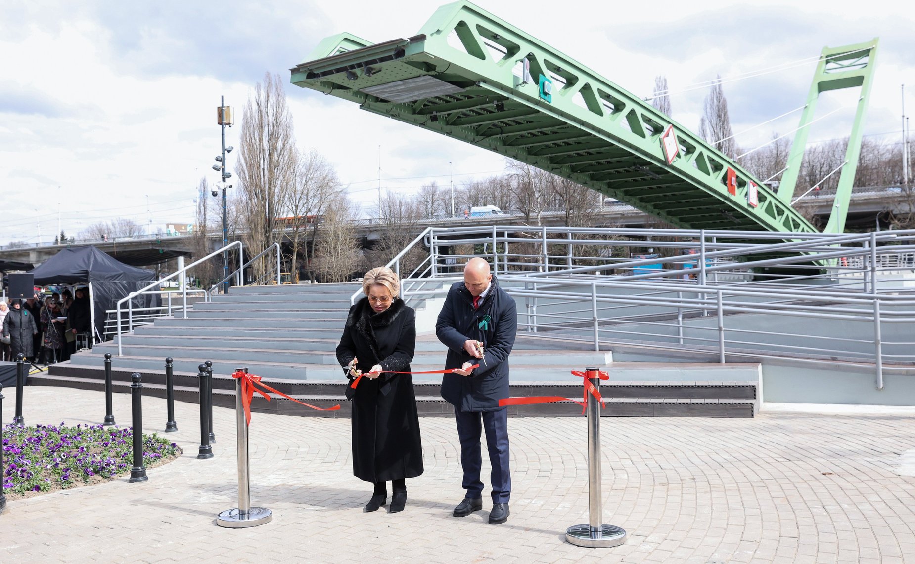 Спикер СФ Валентина Матвиенко приняла участие в торжественном открытии Философского моста – нового пешеходного объекта, соединяющего городские кварталы с островом Канта