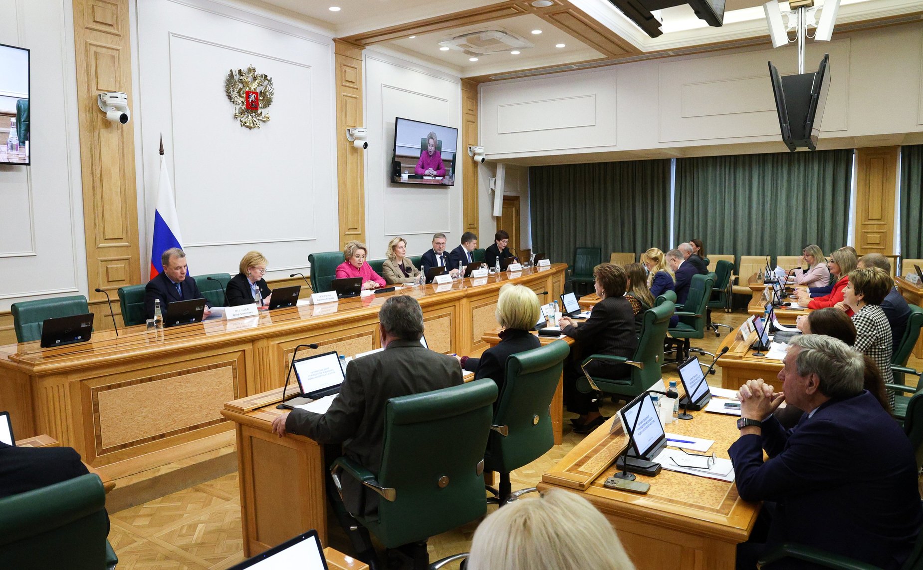 Встреча сенаторов РФ с руководителем Федерального медико-биологического агентства Вероникой Скворцовой в формате «парламентского диалога»