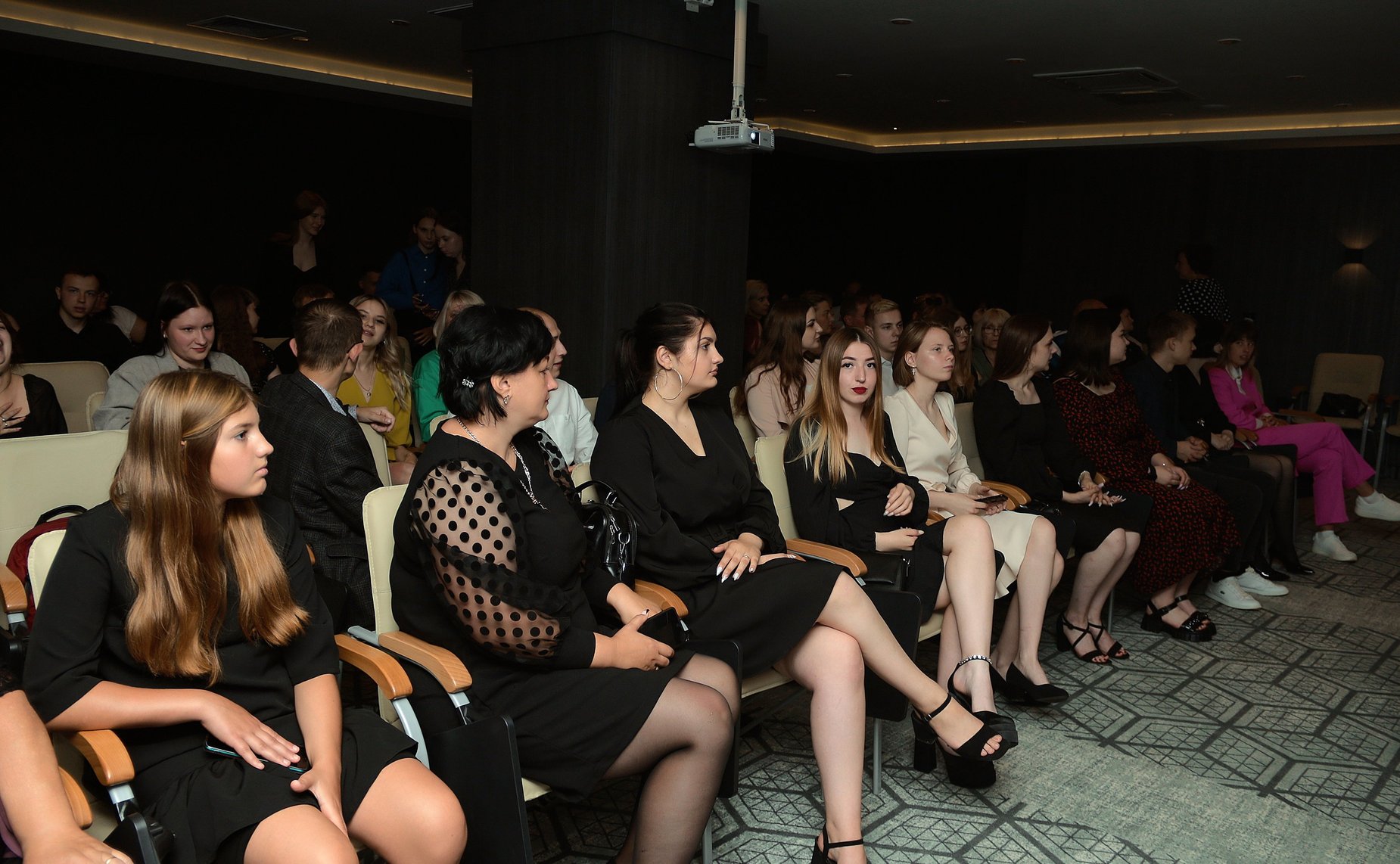 Ирина Кожанова в торжественной обстановке вручила дипломы выпускникам Смоленского юридического колледжа