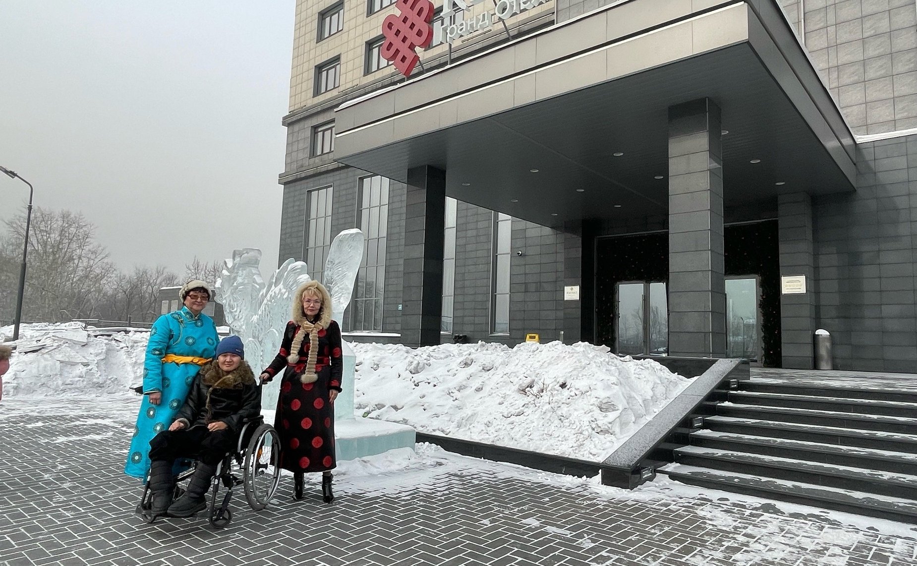 Дина Оюн в преддверии народного праздника Шагаа — Нового года по восточному календарю — встретилась с Уян-Маадыром Монгушем из тувинского села Суг-Бажы, который загадал на сайте благотворительной акции «Ёлка желаний» встречу с сенатором