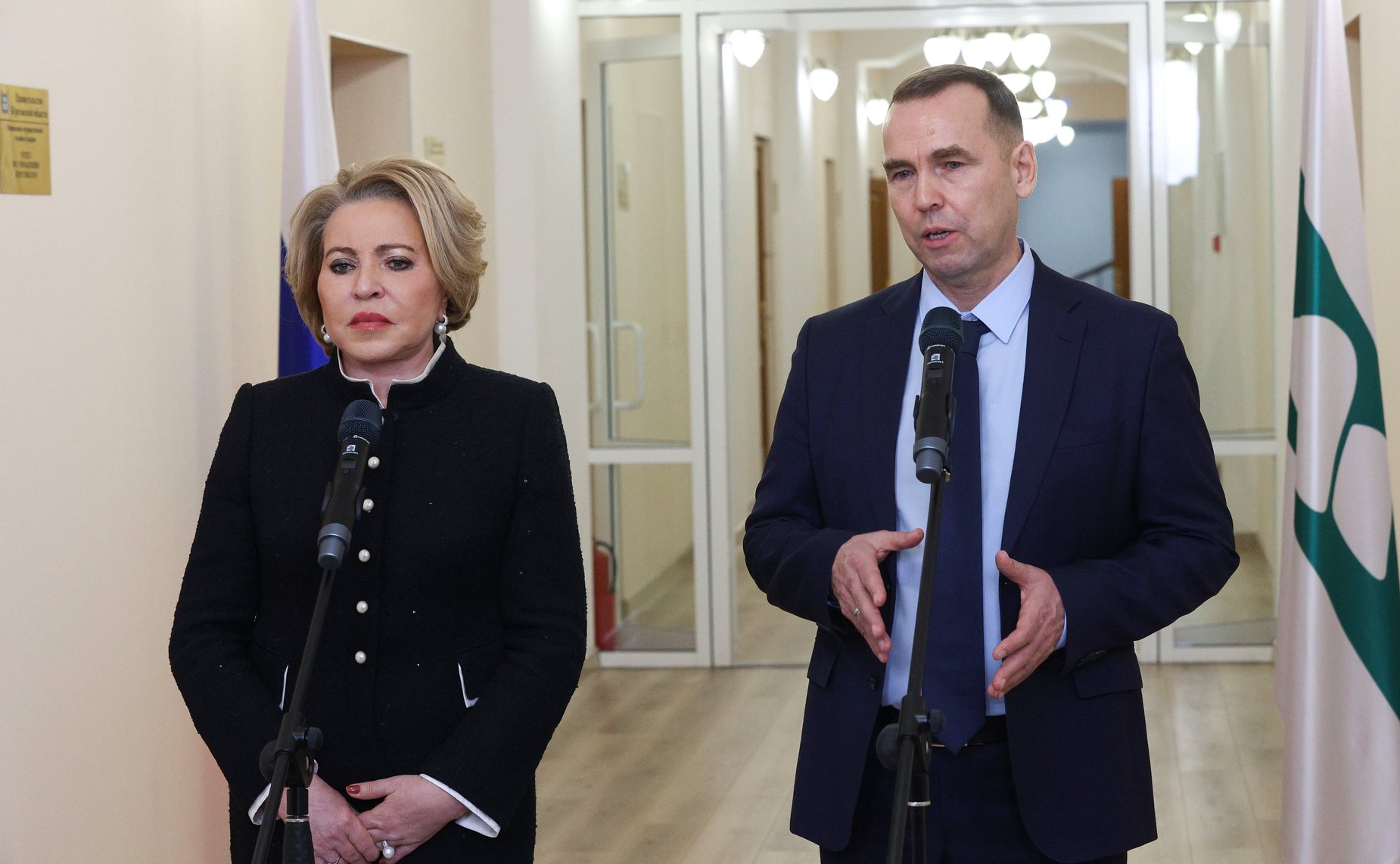 Пресс-подход Председателя Совета Федерации Валентины Матвиенко и губернатора Курганской области Вадима Шумкова