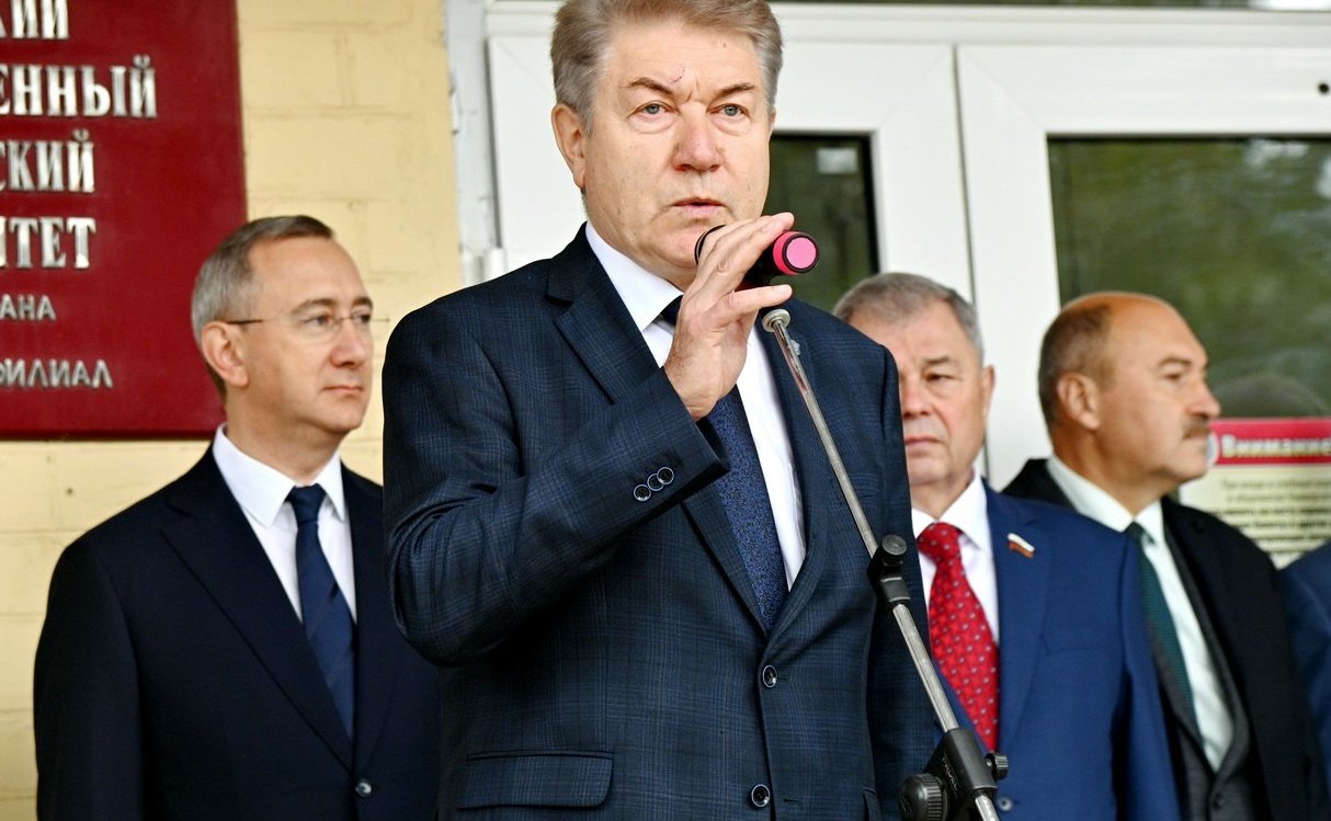 В День знаний Анатолий Артамонов поздравил школьников и студентов Калужской области