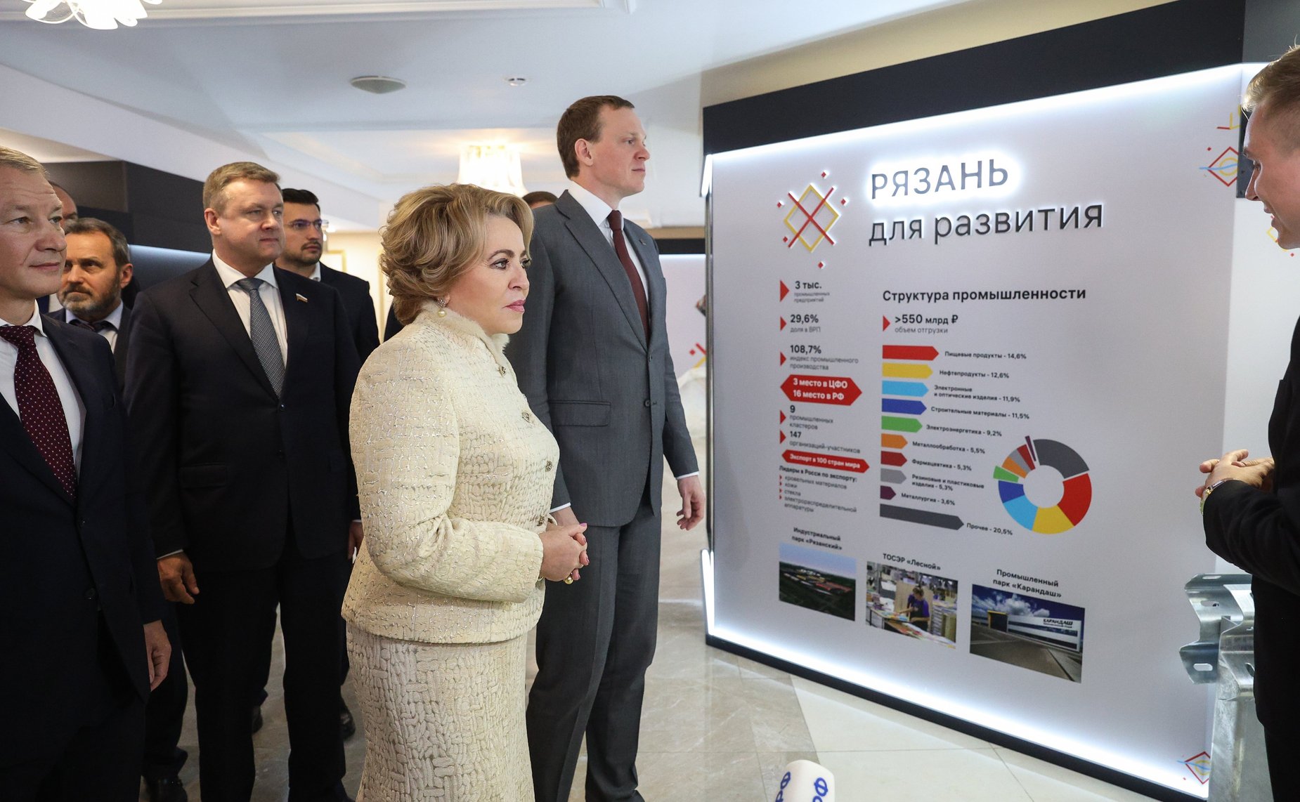 Валентина Матвиенко и Павел Малков осмотрели выставку, посвященную истории и перспективам развития Рязанской области