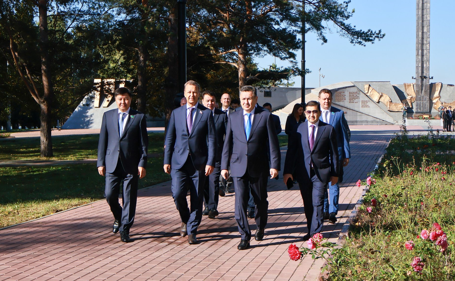 Делегация Совета Федерации приняла участие в возложении цветов к мемориальному комплексу погибших воинов и героев Великой Отечественной войны «Победа»