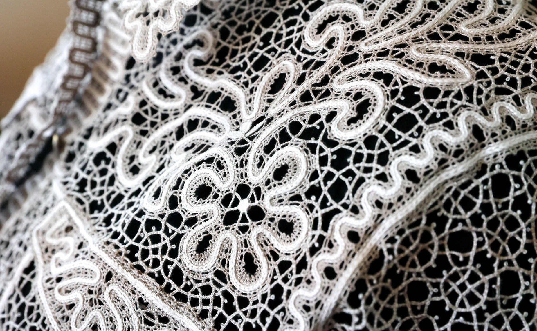 Сенаторы посетили производство народного промысла — кружевную фабрику «Северные узоры»