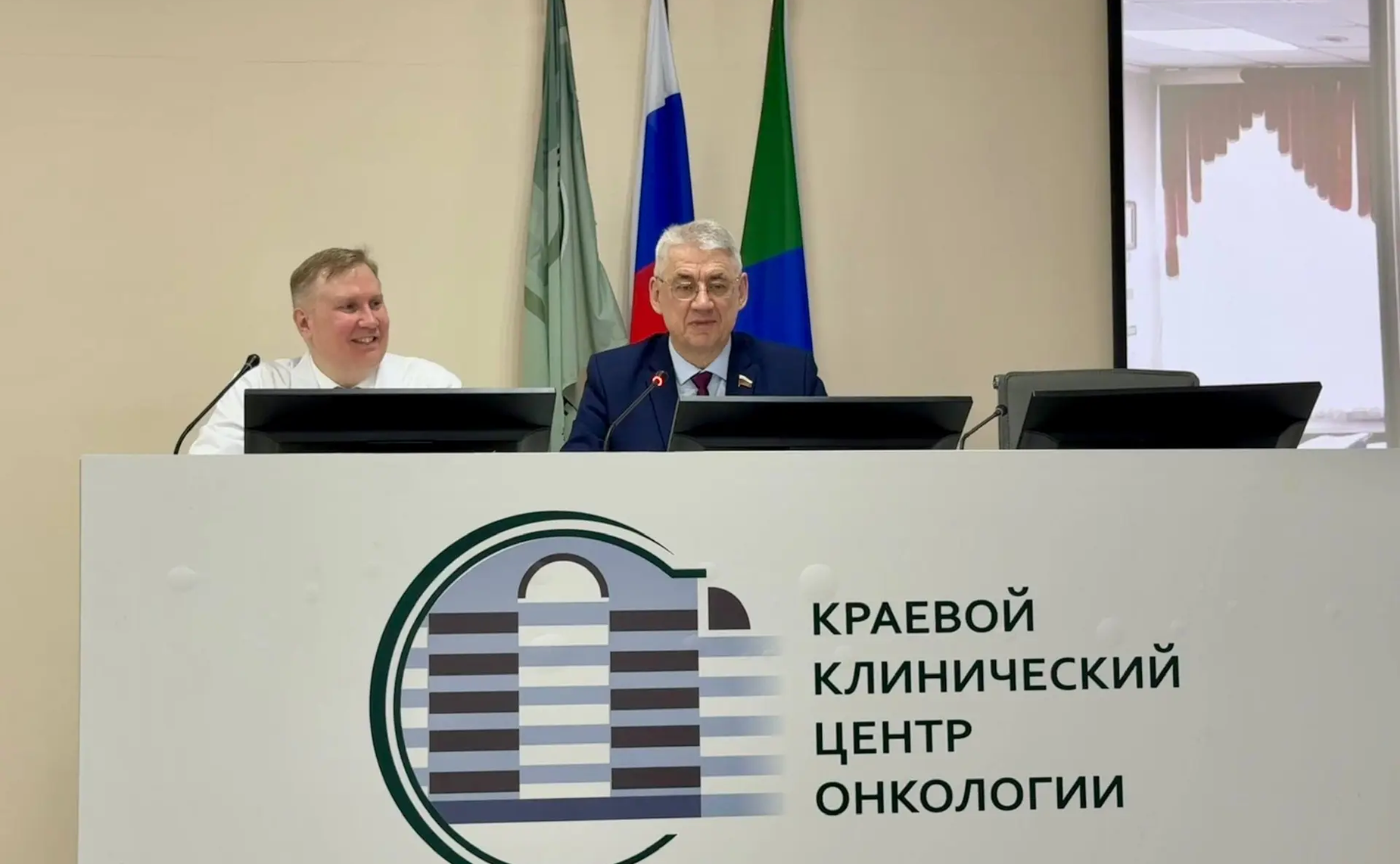 Виктор Калашников провел встречу в краевом клиническом центре онкологии в Хабаровске, обсудил переоснащение учреждения высокотехнологичным медицинским оборудованием