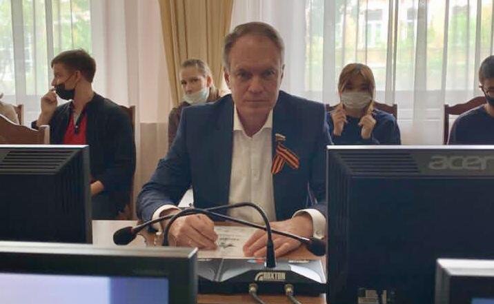 Александр Башкин принял участие в «Диктанте Победы» в читальном зале Астраханской областной научной библиотеки имени Н.К. Крупской