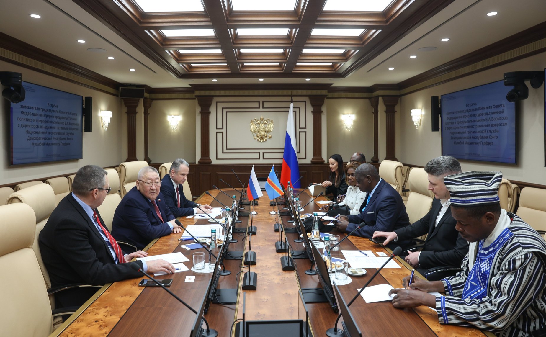 Егор Борисов провел встречу с директором по административным вопросам Национальной геологической службы Демократической Республики Конго Муамбой Мушимпаку Годфруа