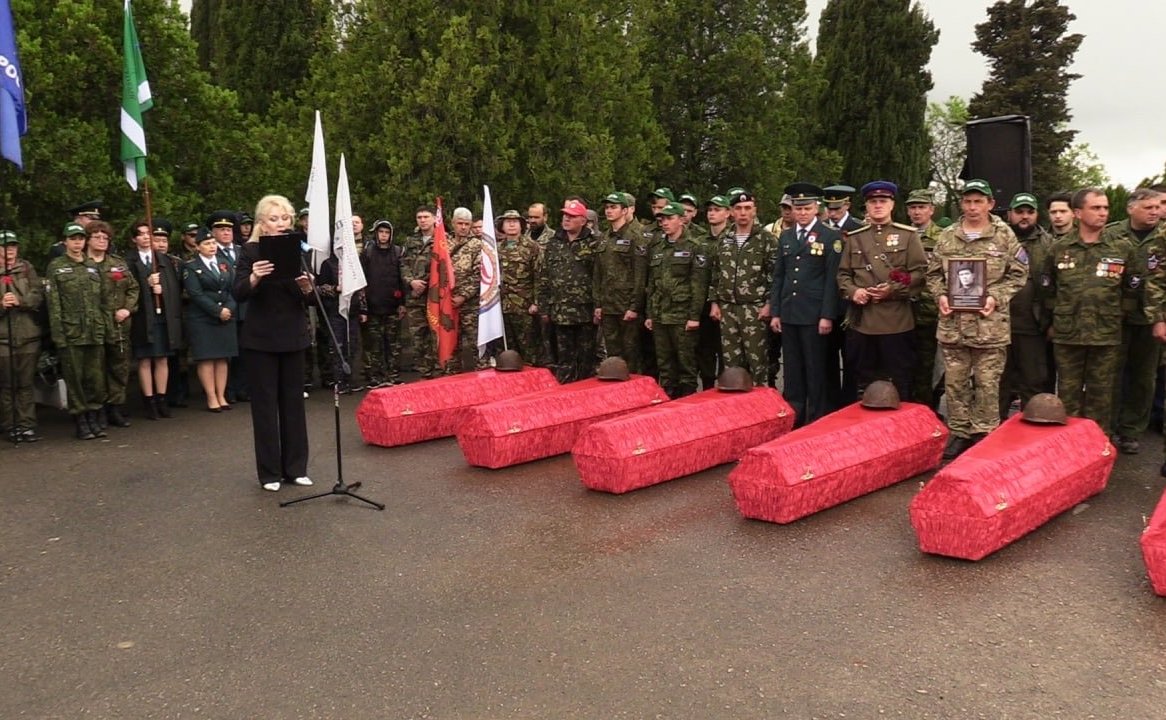 Торжественная церемония захоронения останков наших бойцов на Мемориальном кладбище в Севастополе