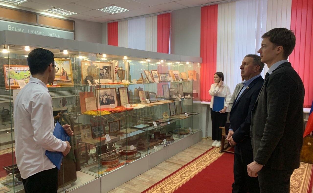 Сергей Березкин наградил победителей V Всероссийской детской творческой школы-конкурса «Портрет твоего края» от региона, а также их учителей-наставников