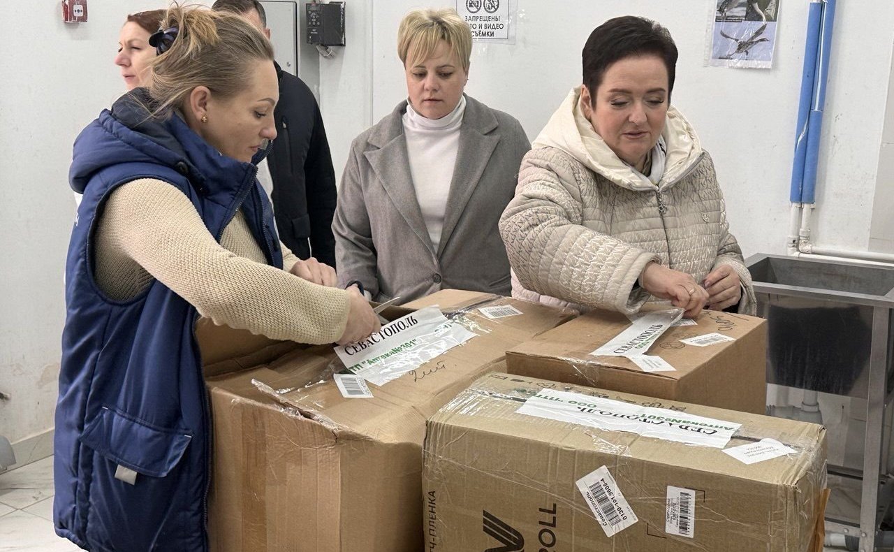 Лариса Мельник передала гуманитарную помощь городскому пункту приёма пострадавших птиц