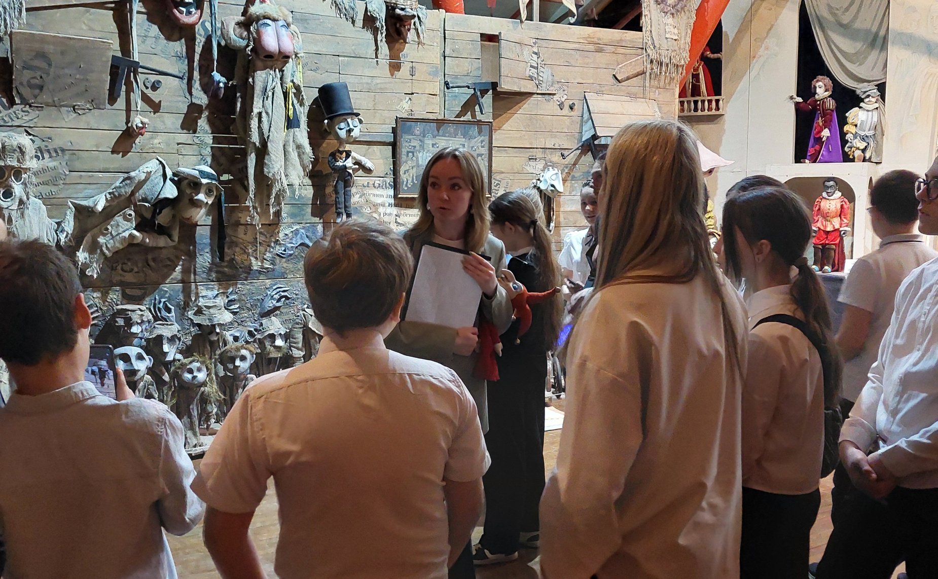 Владимир Нетёсов помог школьникам прикоснуться к театральному искусству