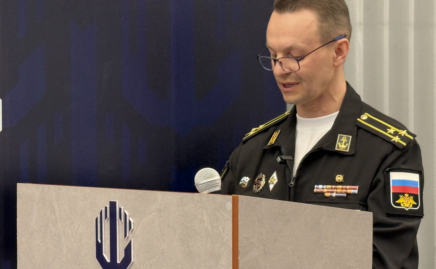 В Мурманске в Военно морском музее Северного флота открылась выставка произведений победителей четырёх этапов Всероссийского художественного конкурса «Жизнь, делённая на граммы»