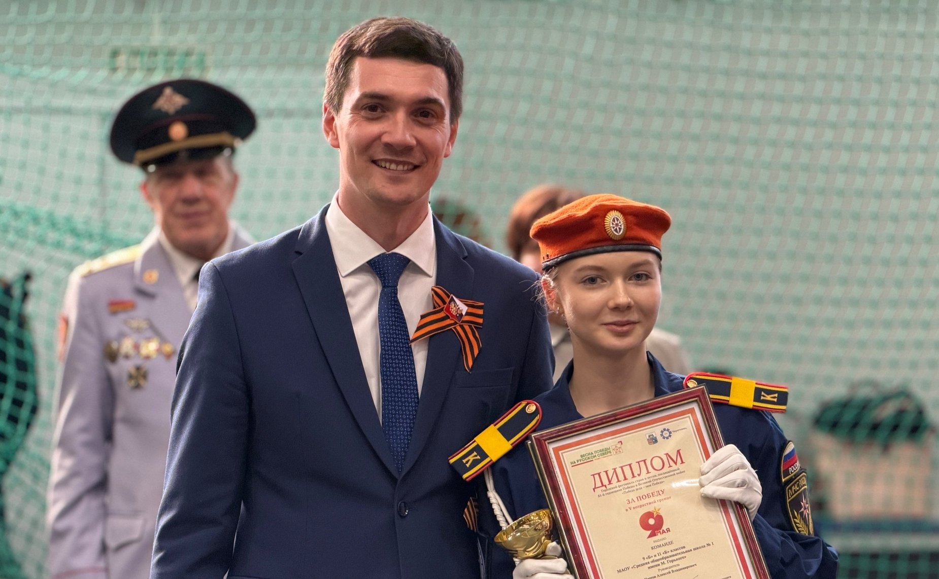 Роман Маслов наградил победителей патриотического фестиваля строя и песни в Череповце
