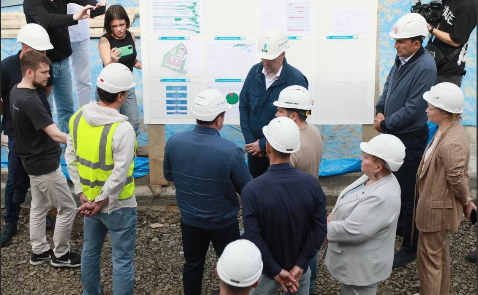 Андрей Хапочкин принял участие в торжественной сдаче жильцам двух новых многоэтажных домов в Углегорском районе области