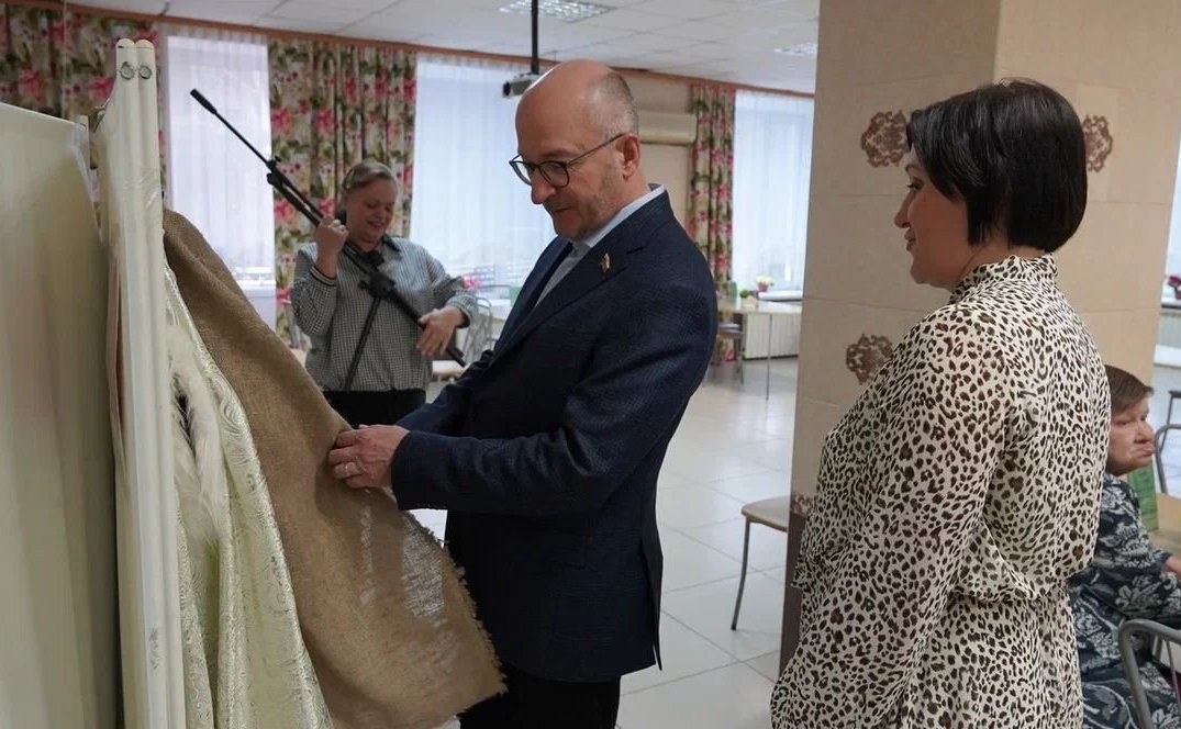 Олег Цепкин посетил копейский Геронтологический центр