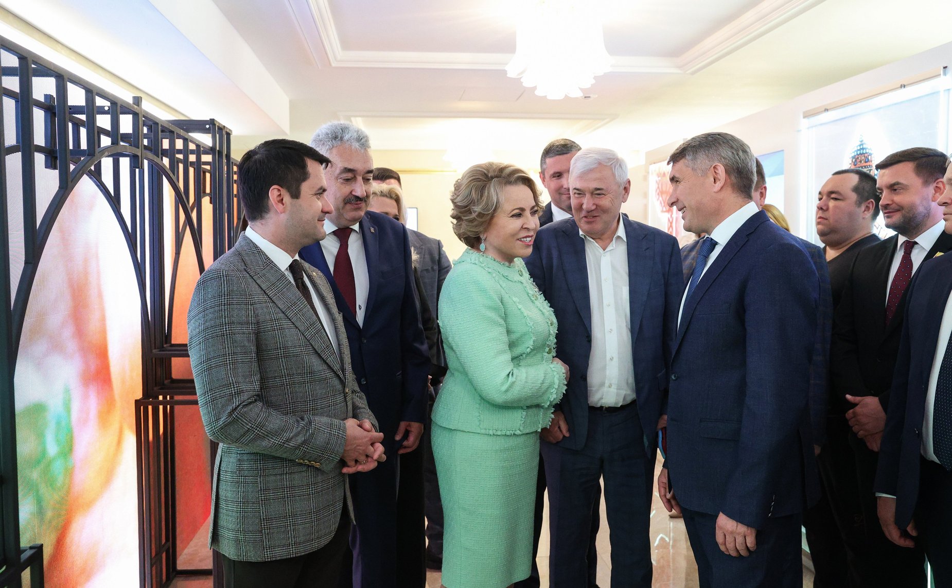 Валентина Матвиенко и Олег Николаев осмотрели выставку, посвященную истории и перспективным направлениям развития Чувашской Республики