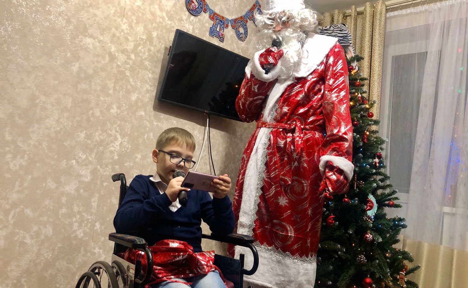 Сергей Безденежных приехал в Комсомольск-на-Амуре и вместе с Дедом Морозом вручил долгожданный подарок юному музыканту Жене Луговому