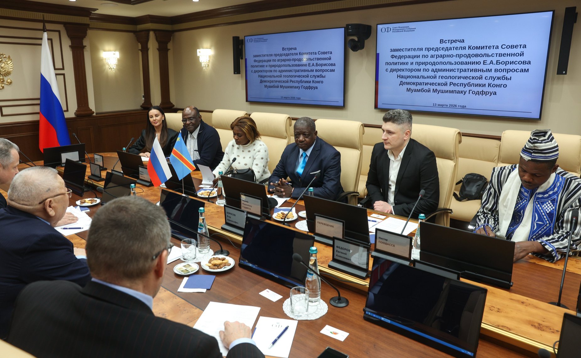 Егор Борисов провел встречу с директором по административным вопросам Национальной геологической службы Демократической Республики Конго Муамбой Мушимпаку Годфруа