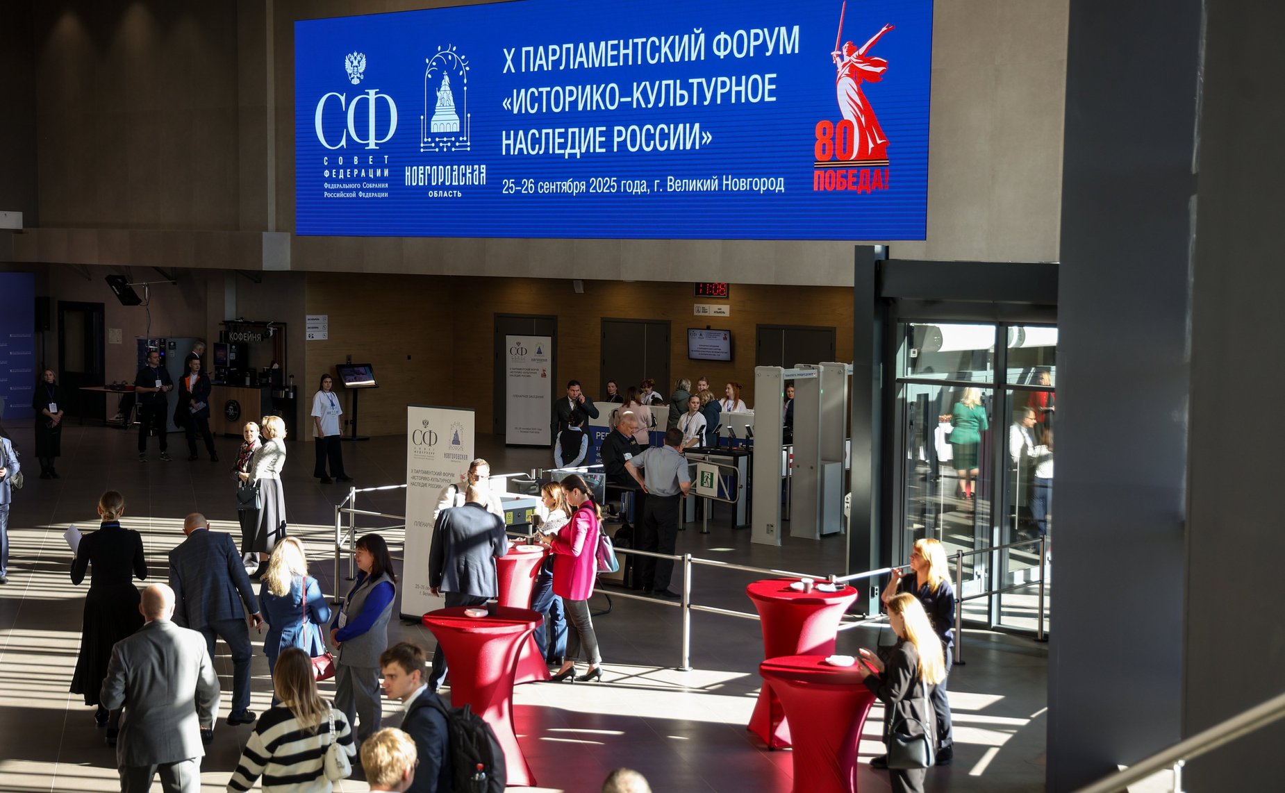 Валентина Матвиенко посетила Софийский собор и осмотрела выставку брендов «Новгородский торг»