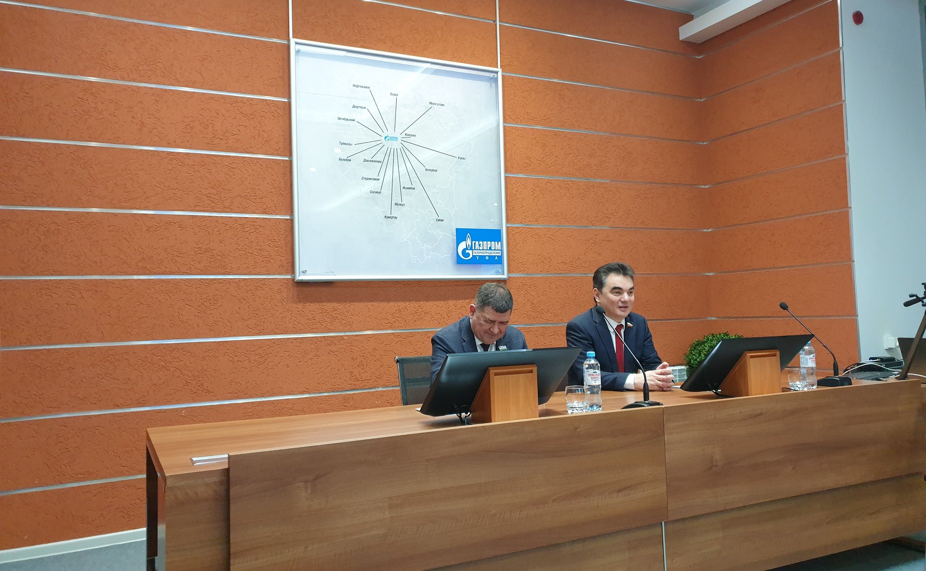 Ирек Ялалов в ходе поездки в регион провел рабочую встречу с генеральным директором компании «Газпром газораспределение Уфа» Альбертом Лукмановым