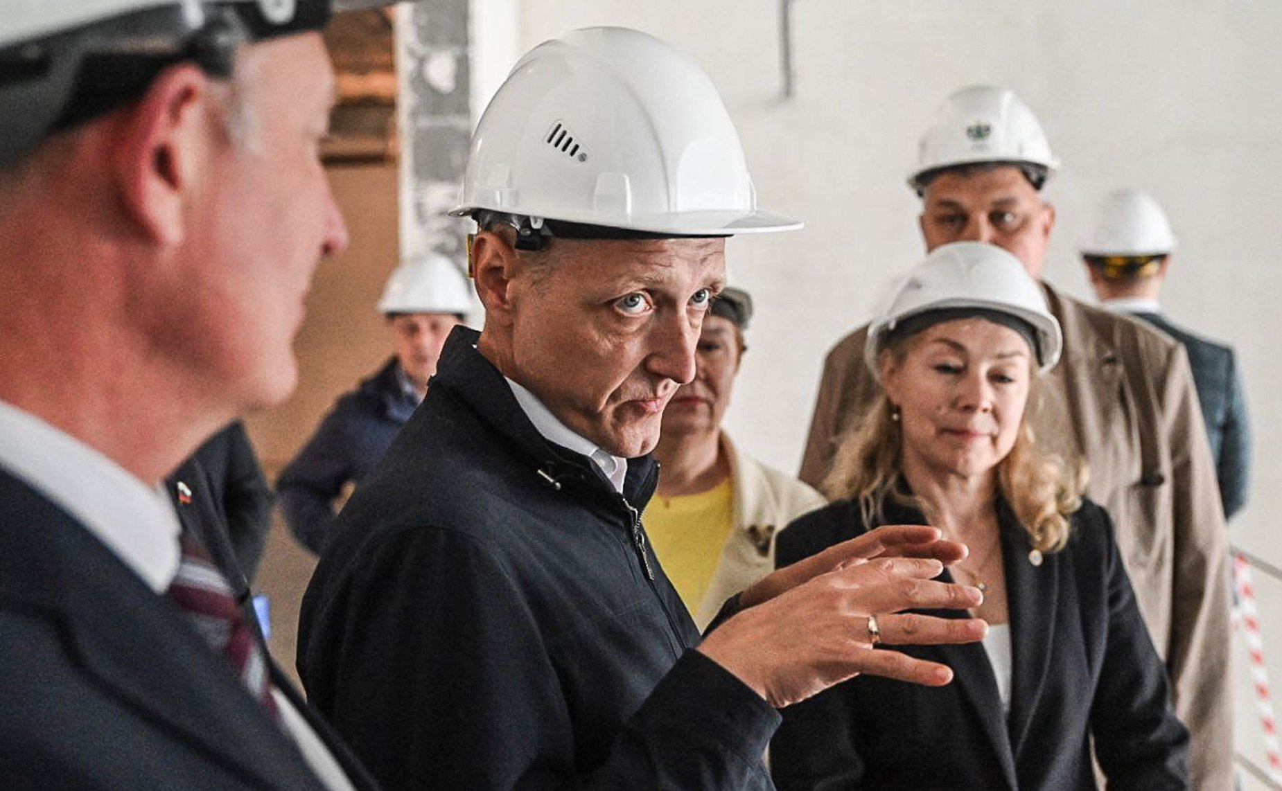 Сенаторы РФ осмотрели площадку строительства школы в поселке Московский Тюменского муниципального района