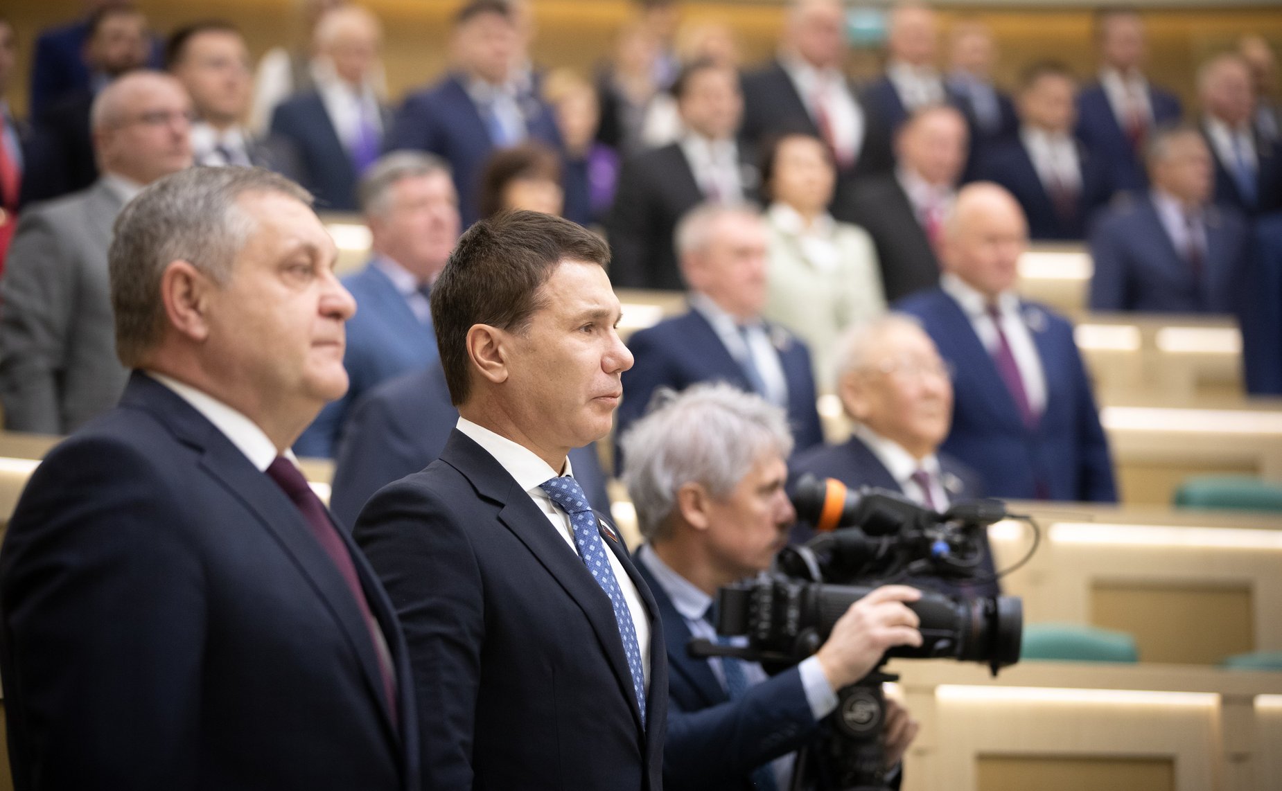 Сенаторы слушают гимн России перед началом 453-го заседания Совета Федерации