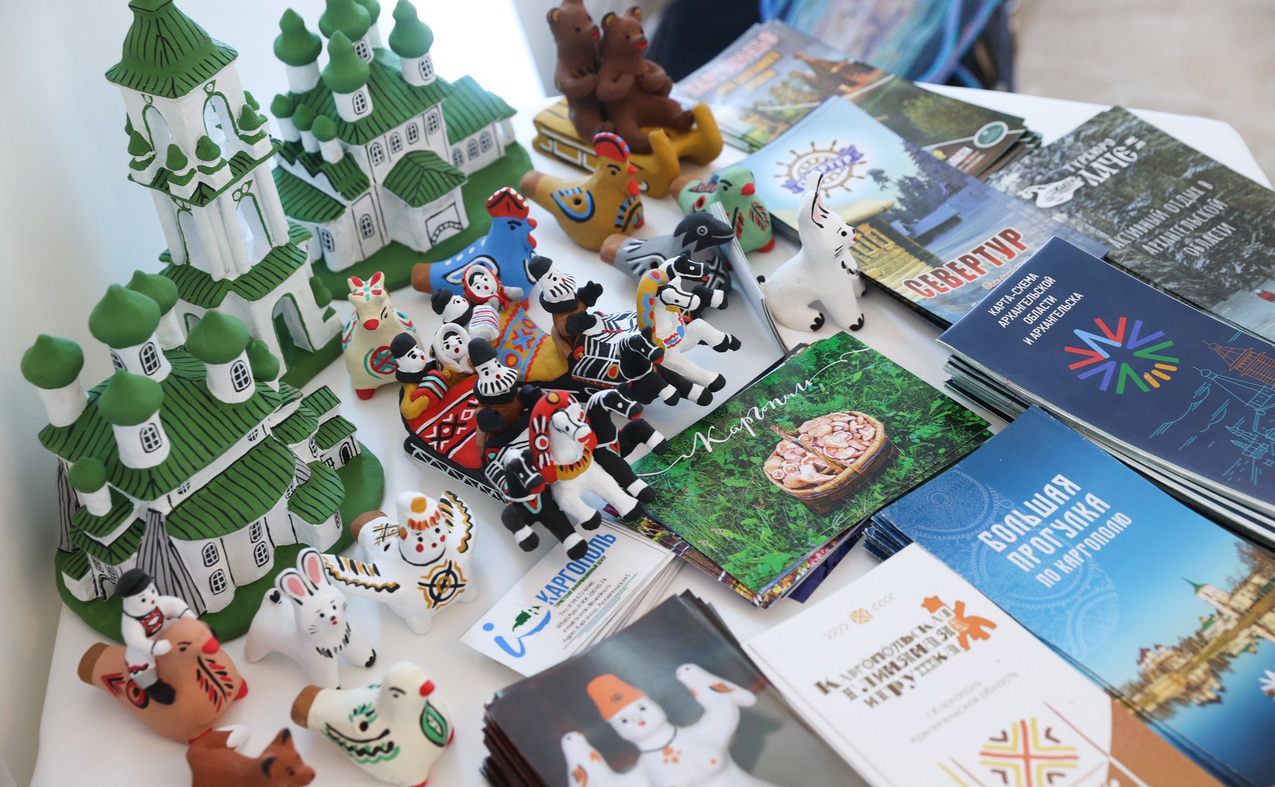 Валентина Матвиенко и губернатор региона Александр Цыбульский осмотрели выставку, посвященную проведению Дней Архангельской области в Совете Федерации