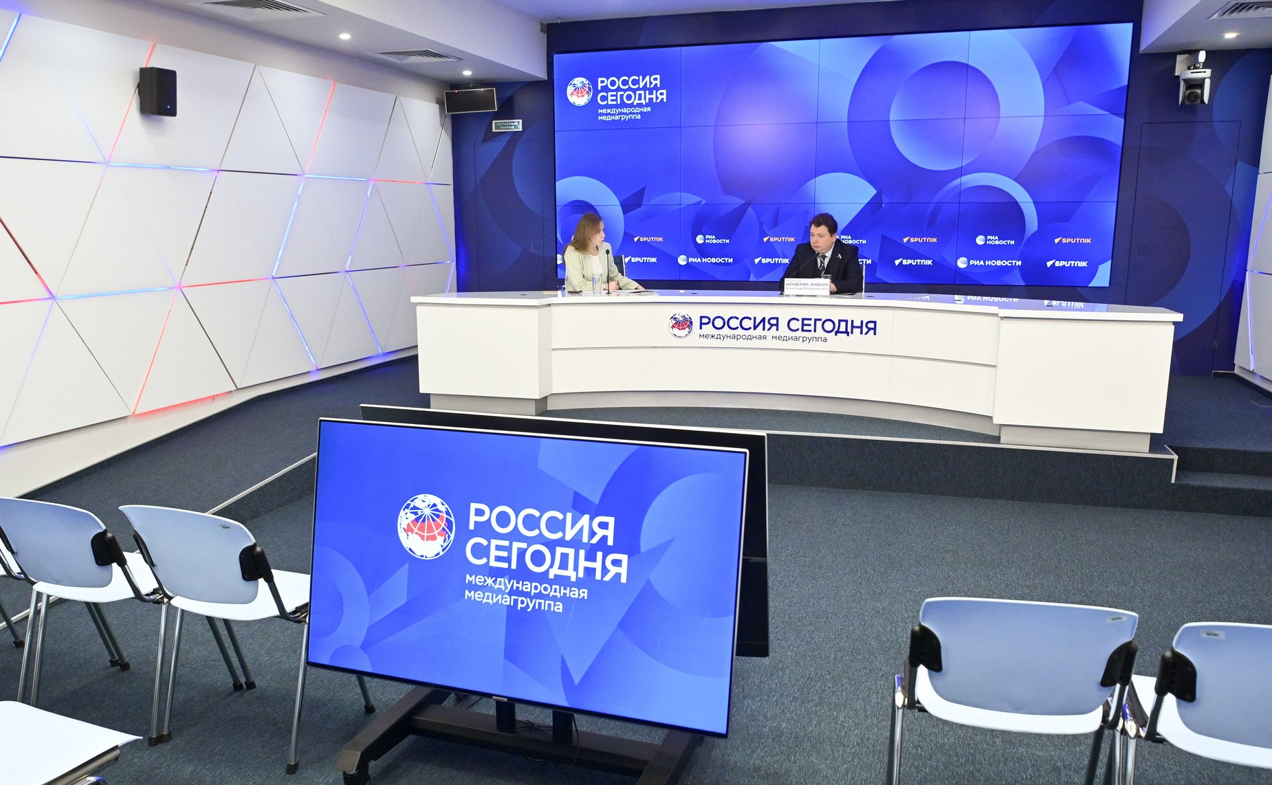 Брифинг первого заместителя председателя Комитета Совета Федерации по бюджету и финансовым рынкам Александра Шендерюка-Жидкова по итогам осенней сессии