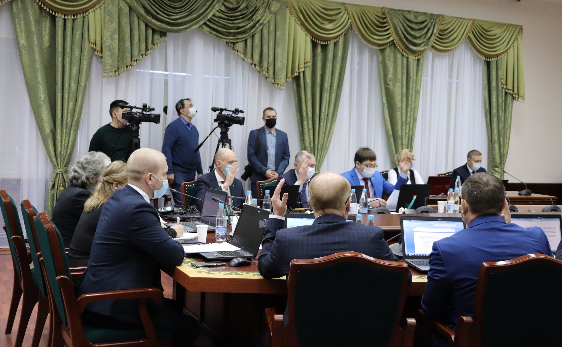 Римма Галушина в ходе работы в регионе приняла участие в 33-й сессии регионального парламента