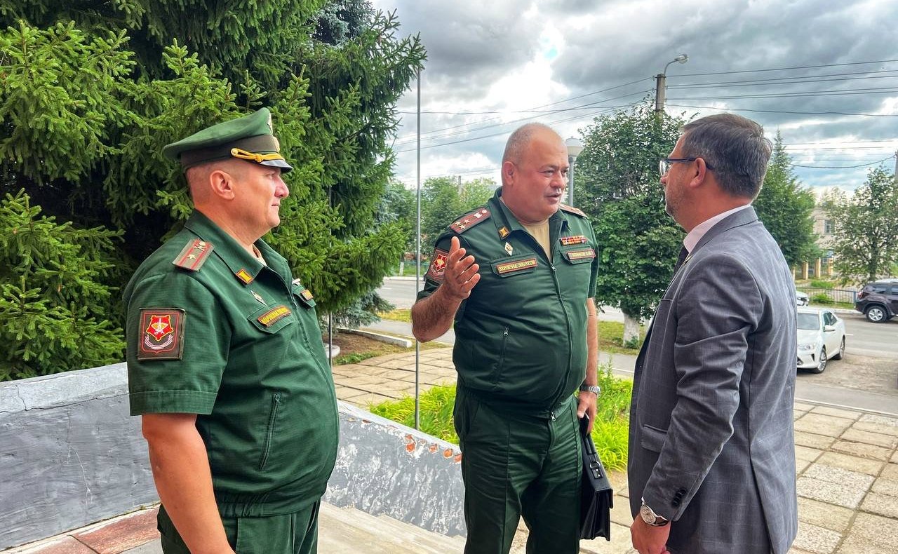 Николай Владимиров в рамках региональной недели вместе с военным комиссаром Республики Бахтиером Холиковым посетил военный комиссариат Чебоксарского и Мариинско-Посадского округов