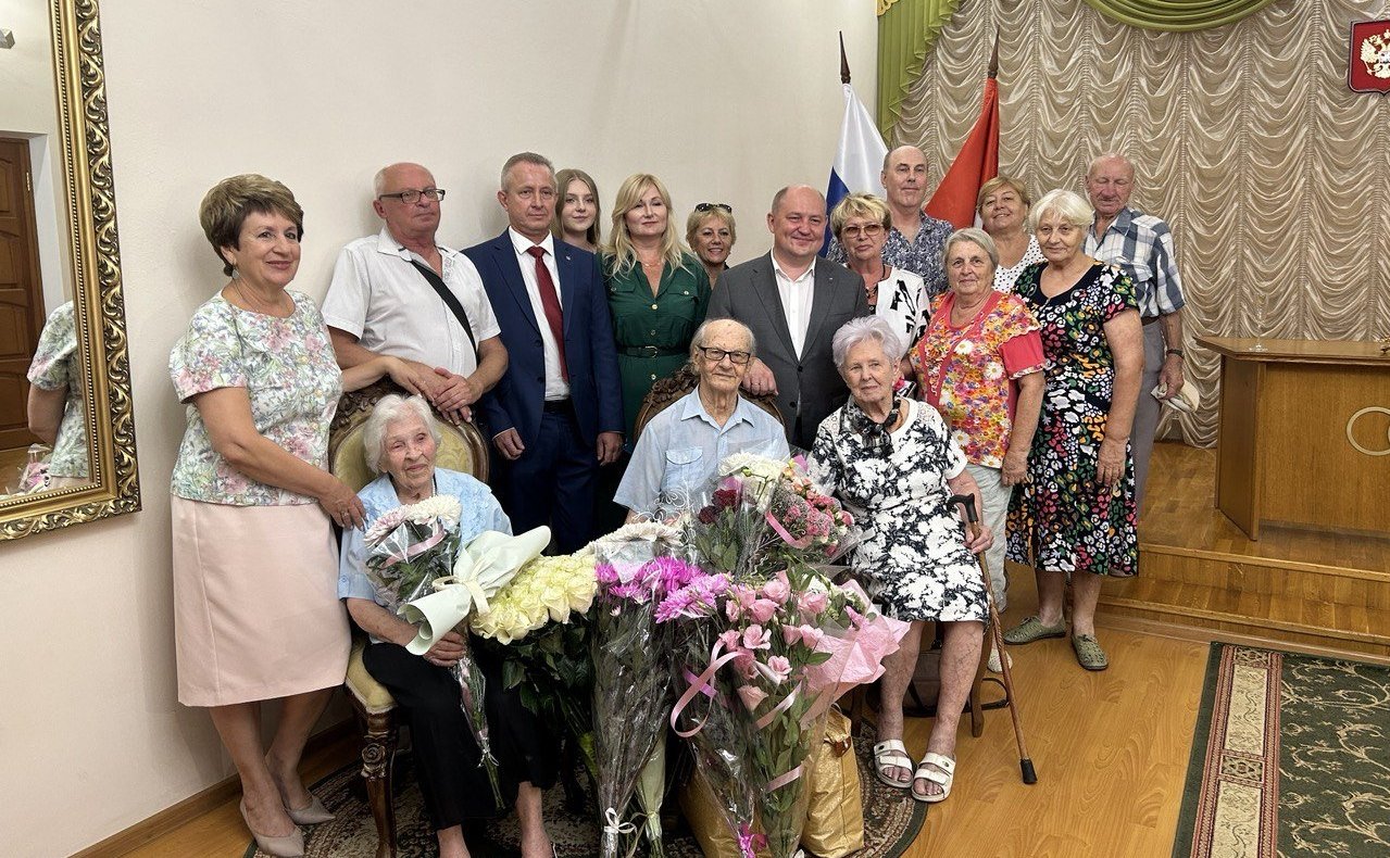 Екатерина Алтабаева поздравила супружескую пару в Севастополе с 70-летним юбилеем совместной жизни