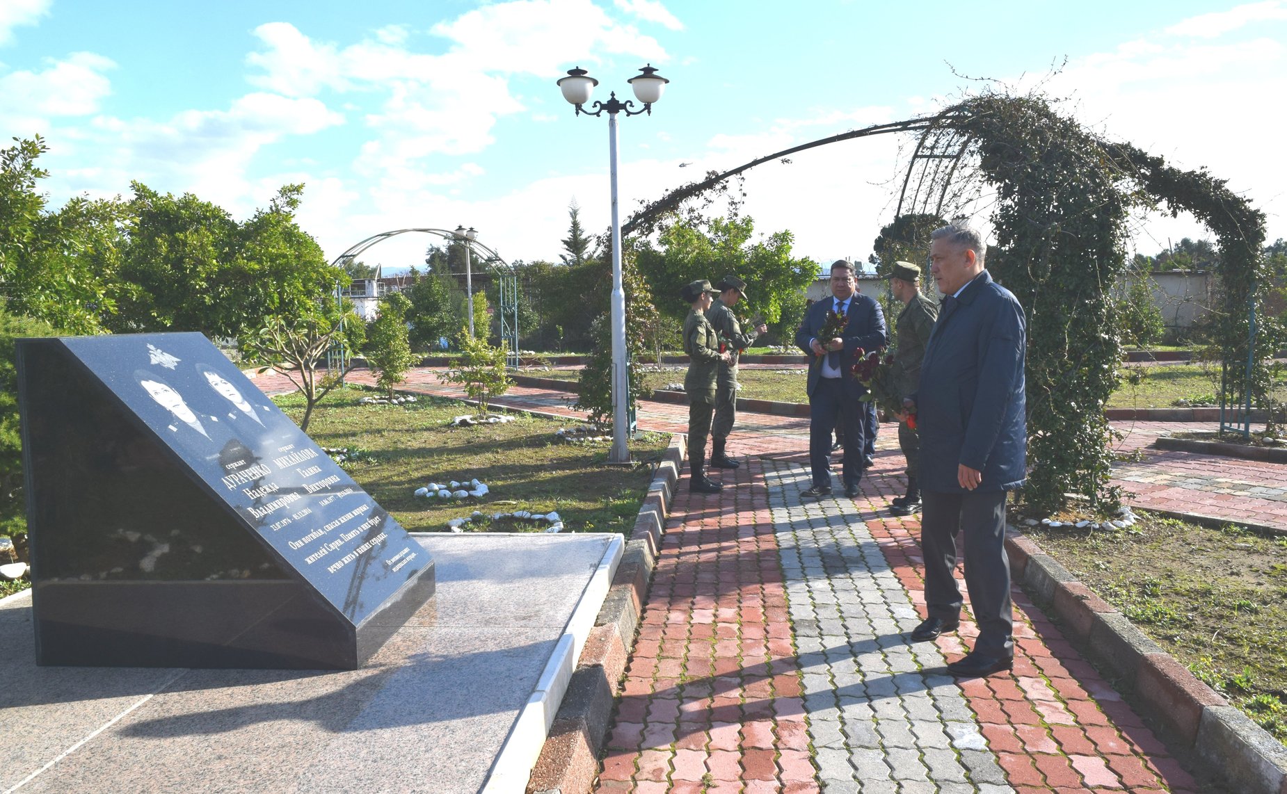 Группа сенаторов РФ под руководством заместителя председателя Комитета СФ по обороне и безопасности Юрия Валяева в рамках межпарламентского сотрудничества и в преддверии Нового года посетила базы российских военнослужащих в Сирии