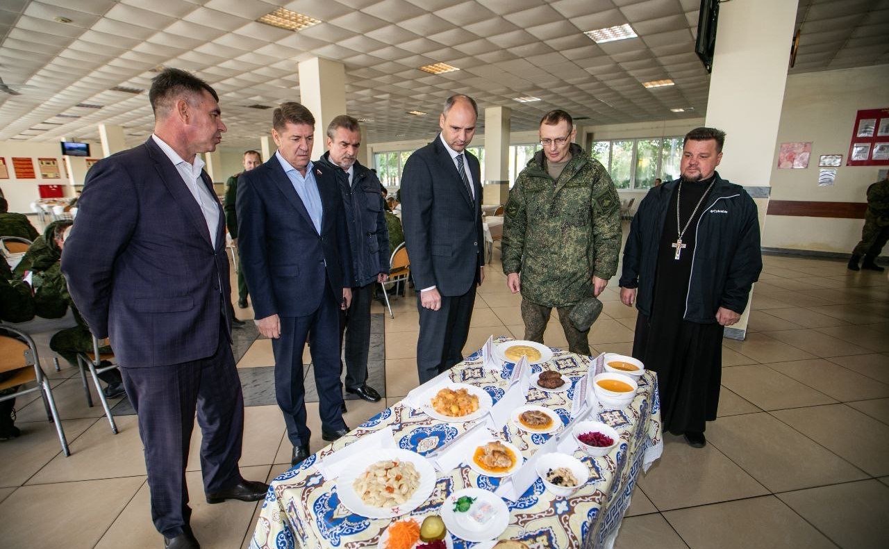 Андрей Шевченко вместе с губернатором Оренбургской области Денисом Паслером встретился с мобилизованными оренбуржцами в Тоцкой артиллерийской бригаде