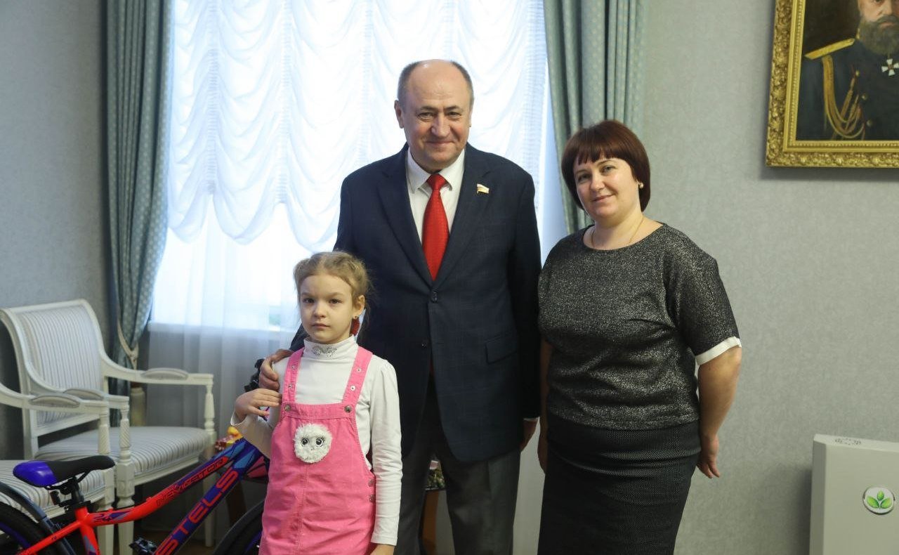 Николай Кондратюк вручил подарок первокласснице из Пензы