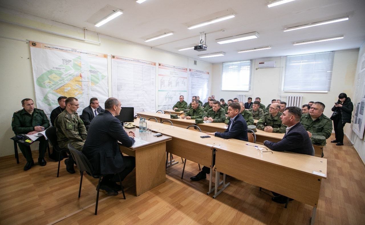 Андрей Шевченко вместе с губернатором Оренбургской области Денисом Паслером встретился с мобилизованными оренбуржцами в Тоцкой артиллерийской бригаде