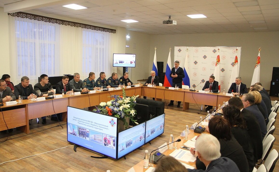 Вице-спикер принял участие в обсуждении путей развития Образовательного центра – кадетской школы «Корабелы Прионежья», а также дал старт гонке «Лыжня России»