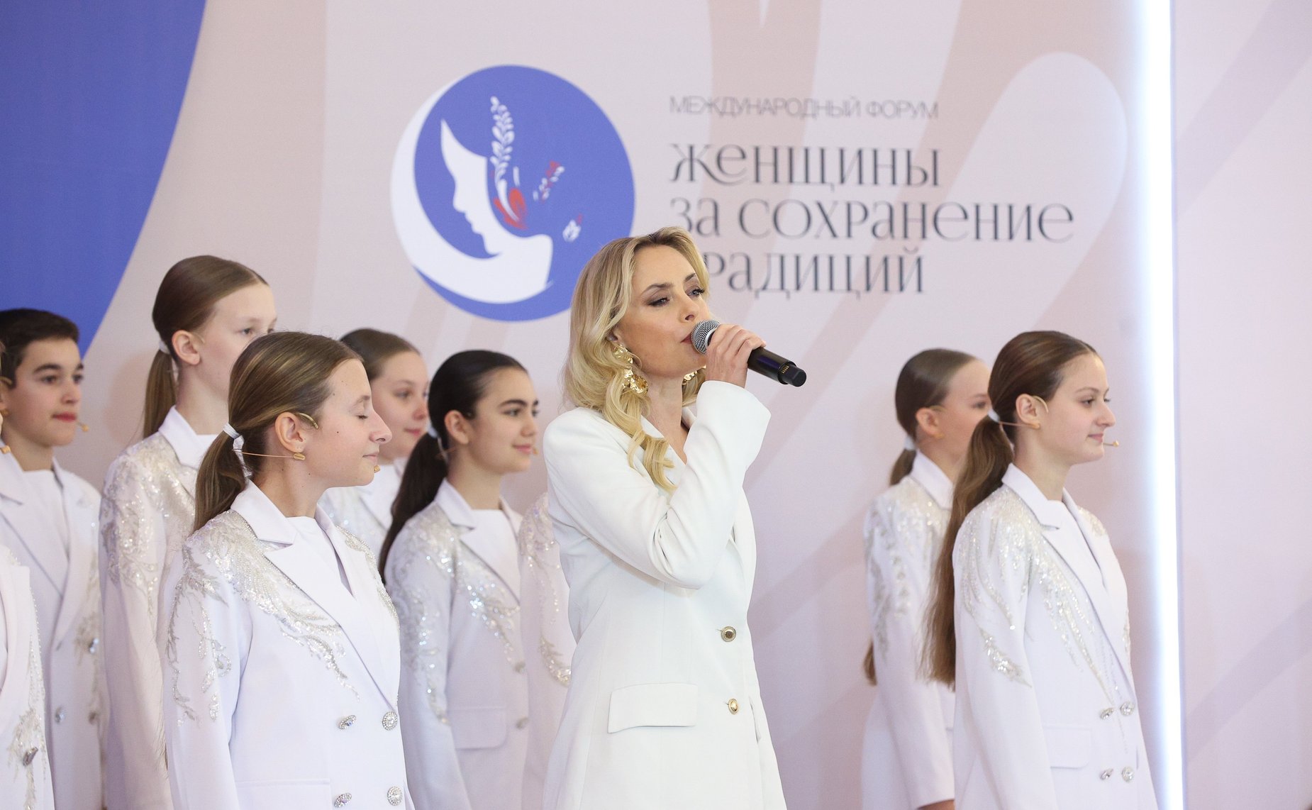 Пленарное заседание международного форума «Женщины за сохранение традиций»