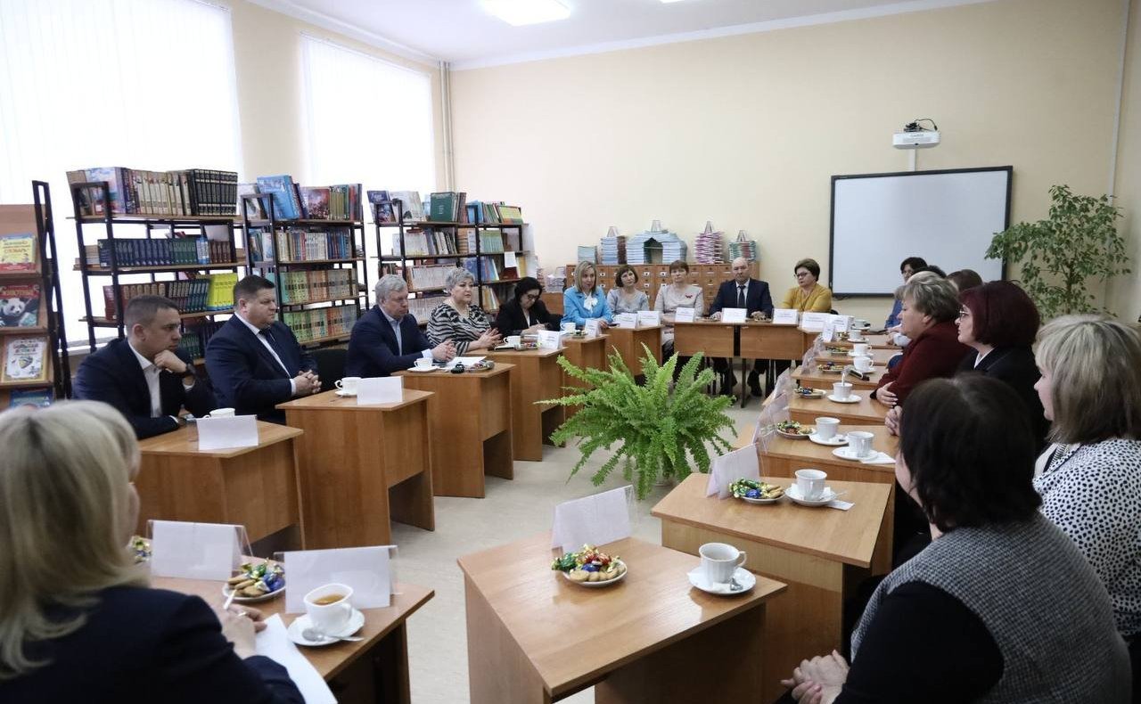 Айрат Гибатдинов встретился с предпринимателями, педагогическими коллективами, проверил ход строительства физкультурно-оздоровительного комплекса в ходе поездки в регион