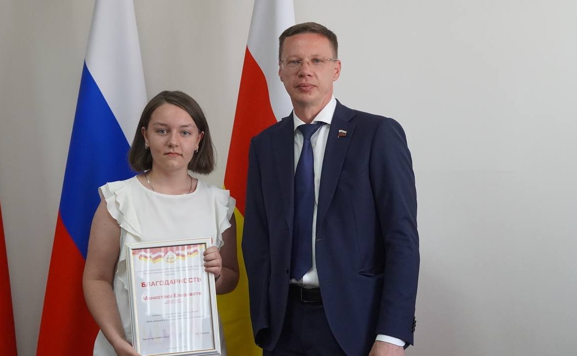 Виталий Назаренко наградил победителей конкурса «Мой любимый учитель русского языка и литературы» в Республике Северная Осетия-Алания